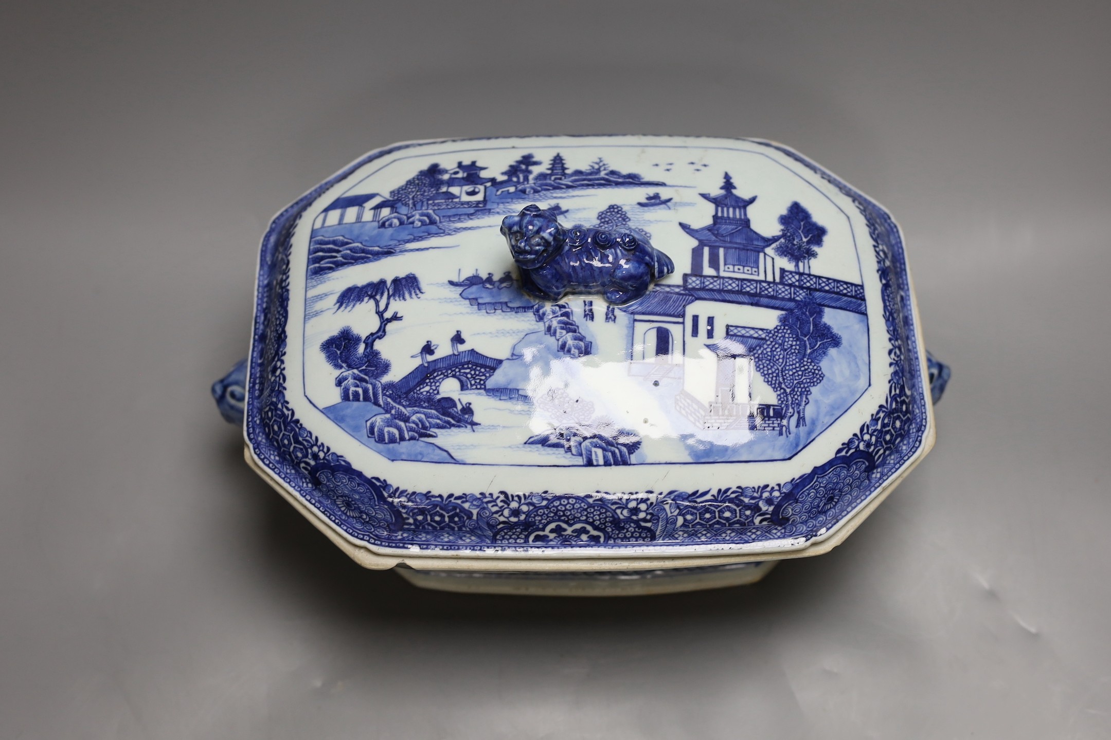 A Chinese export blue and white tureen and matched cover, 18th century , 24 cms high